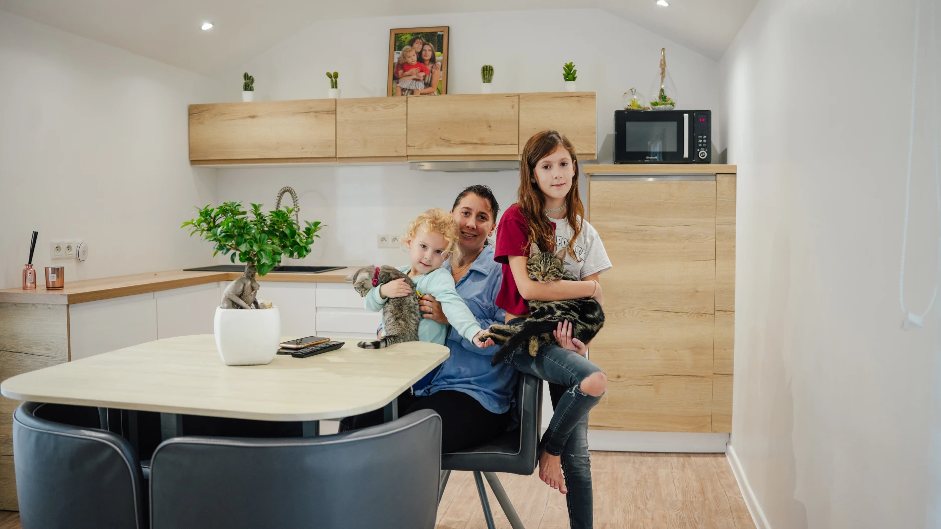 Le mobil-home est le lieu de vie de cette famille, pour diner, faire les devoirs, recevoir - Photo Virginie Douay