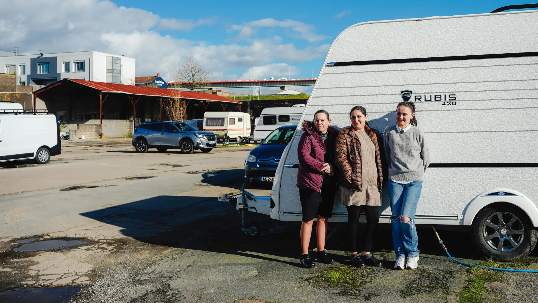 Cette famille attend que la situation se débloque pour pouvoir vivre dans leur terrain - Photo Virginie Douay